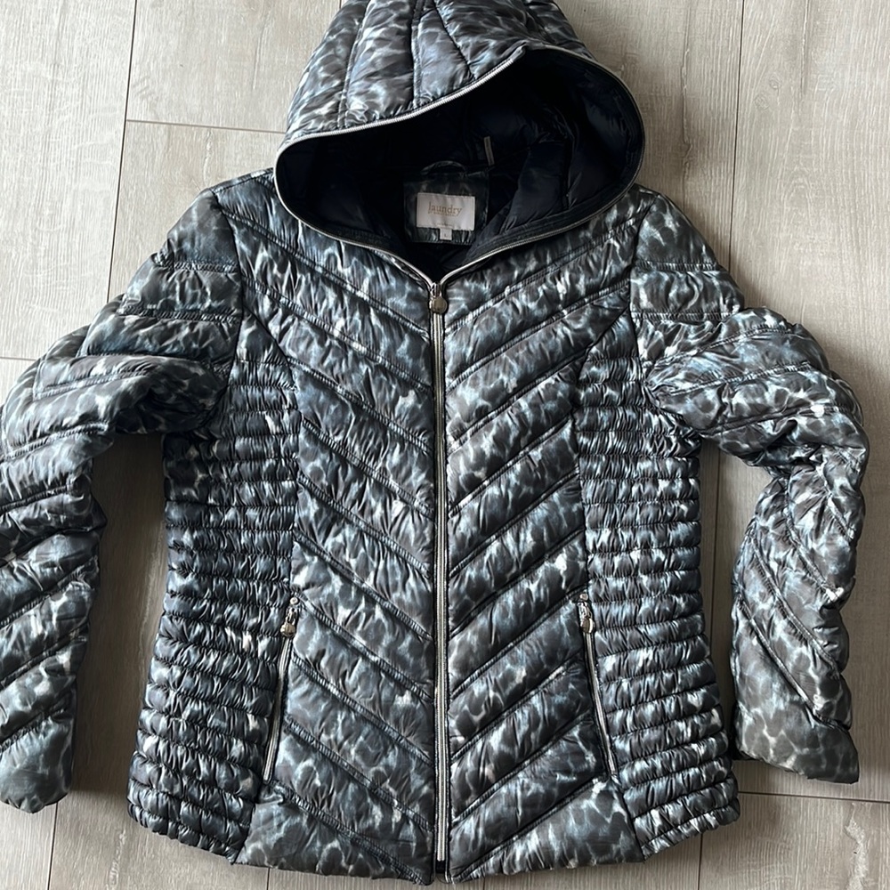 LAUNDRY SHELLI SEGAL DOWN FEATHER FILLED PACKABLE PUFFER GREY AND SILVER LEOPARD